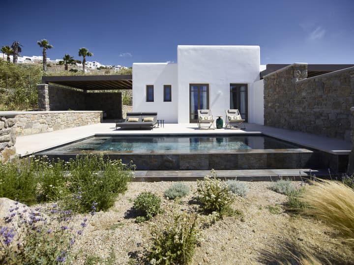 Bonzoe Suites & Villas