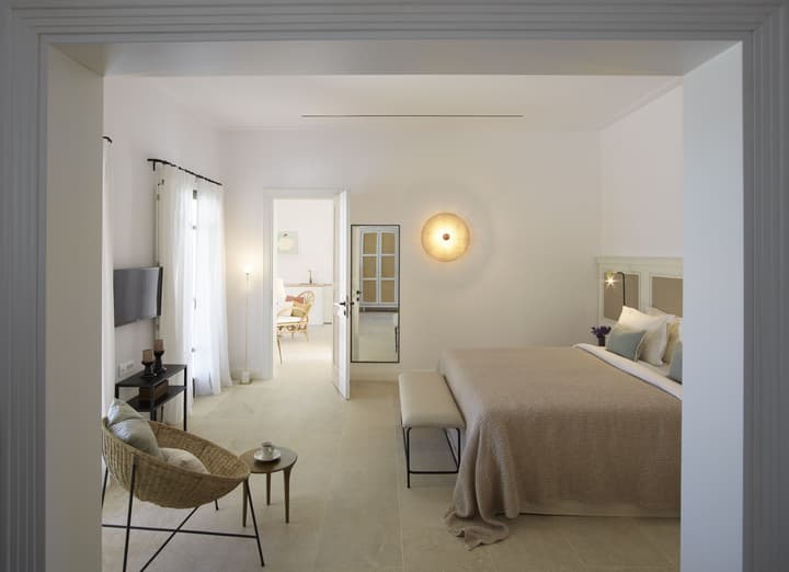 Bonzoe Suites & Villas