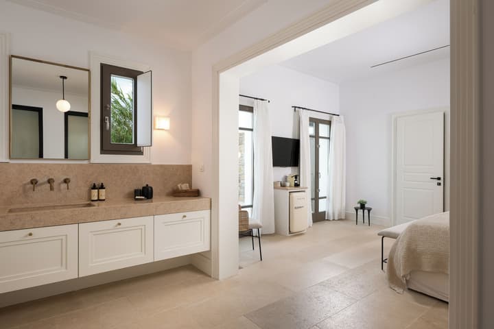 Bonzoe Suites & Villas