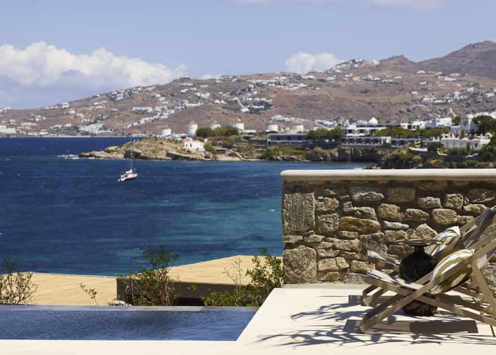 Bonzoe Suites & Villas