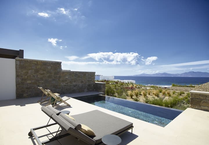 Bonzoe Suites & Villas