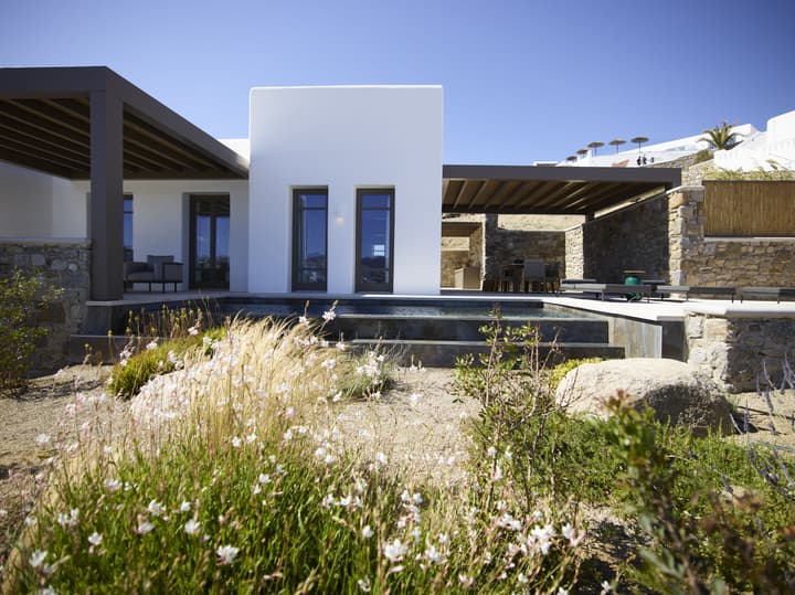 Bonzoe Suites & Villas