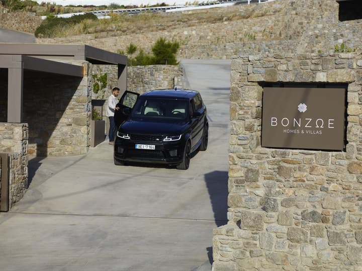 Bonzoe Suites & Villas