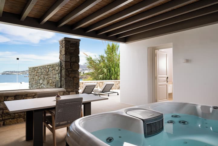 Bonzoe Suites & Villas