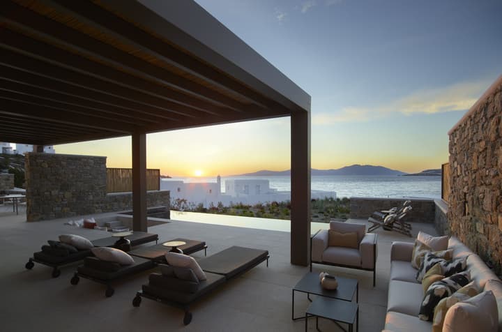 Bonzoe Suites & Villas
