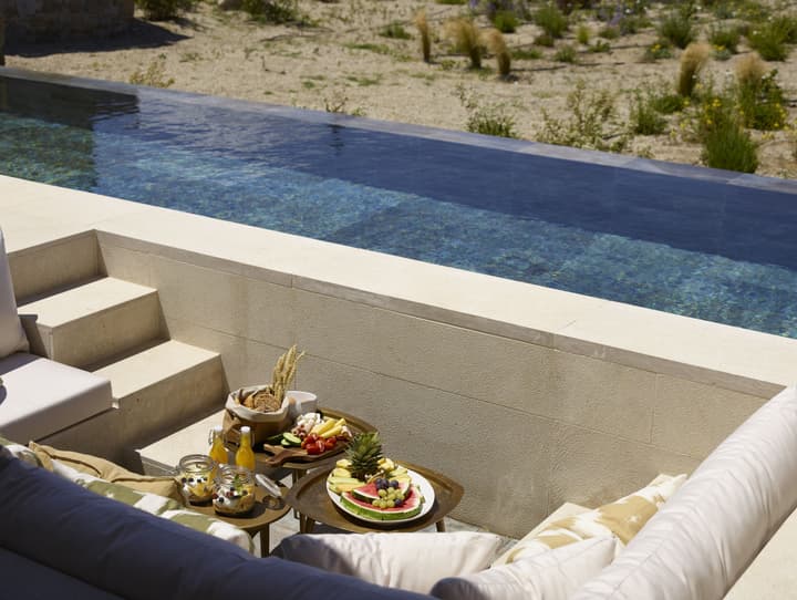 Bonzoe Suites & Villas