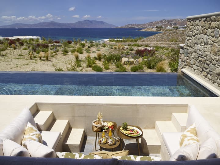 Bonzoe Suites & Villas