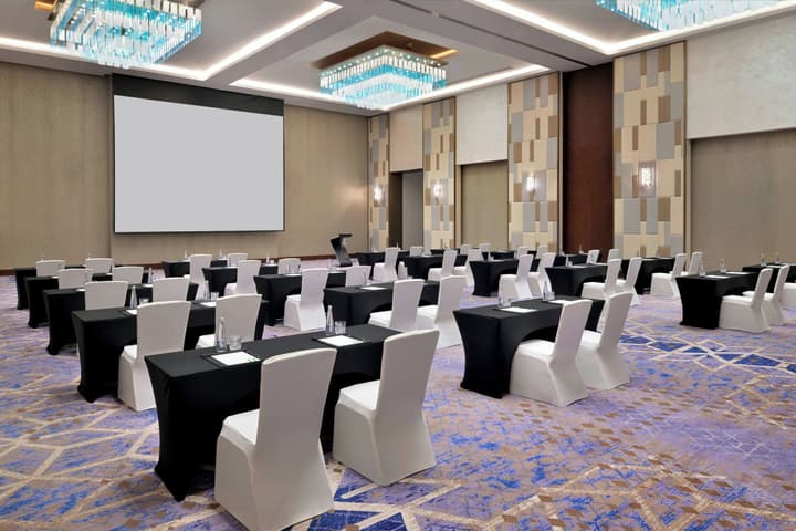 Holiday Inn Dubai Al-Maktoum Airport by IHG