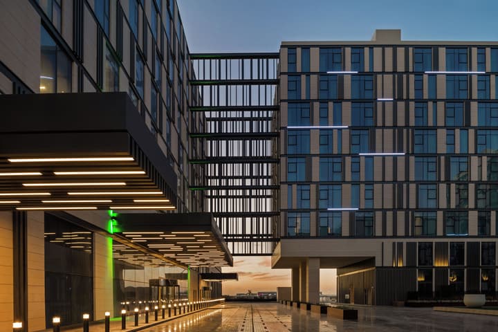 Holiday Inn Dubai Al-Maktoum Airport by IHG