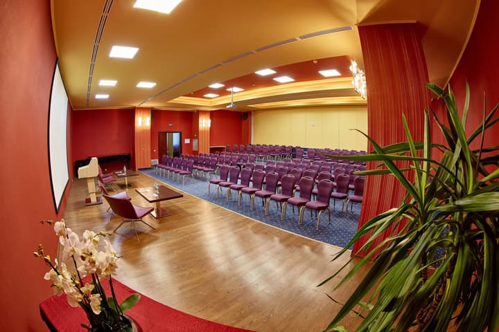 Central Plaza Hotel