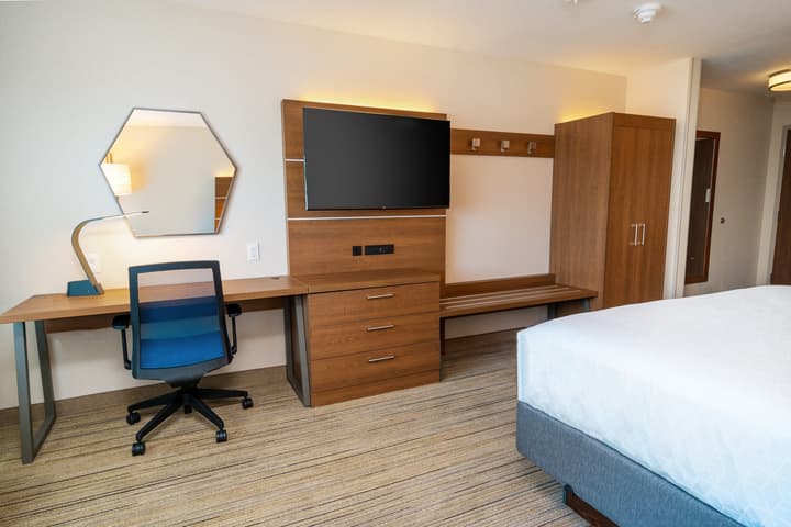 Holiday Inn Express & Suites Las Vegas - E Tropicana by IHG