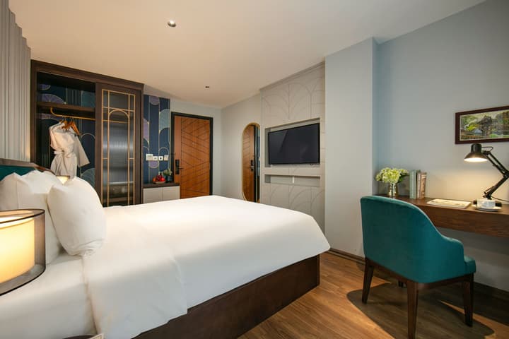 May De Ville Lakeside Hotel