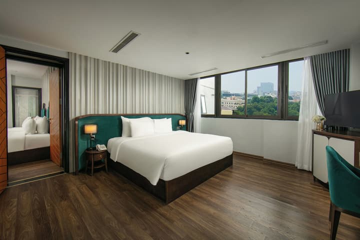 May De Ville Lakeside Hotel