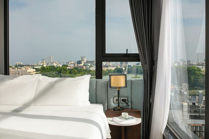 May De Ville Lakeside Hotel