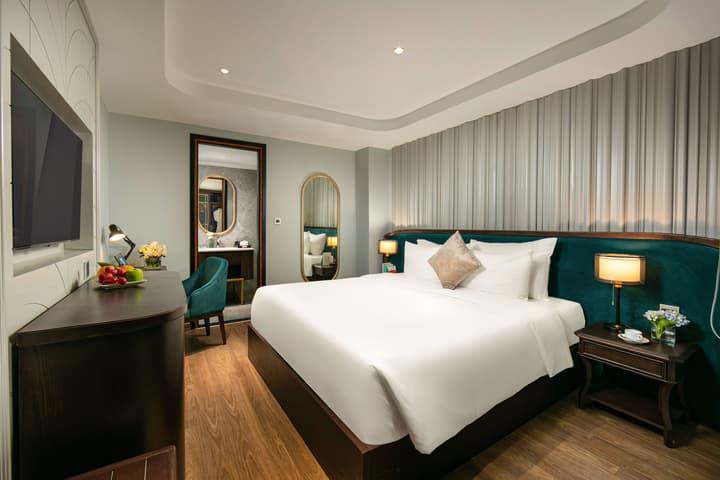 May De Ville Lakeside Hotel