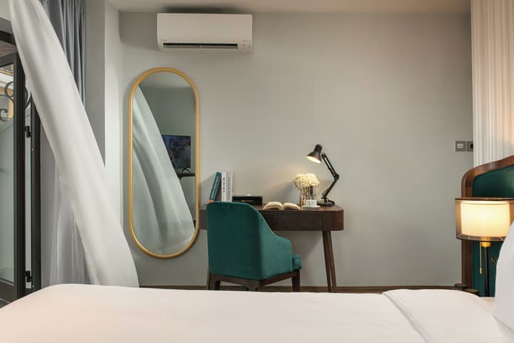 May De Ville Lakeside Hotel