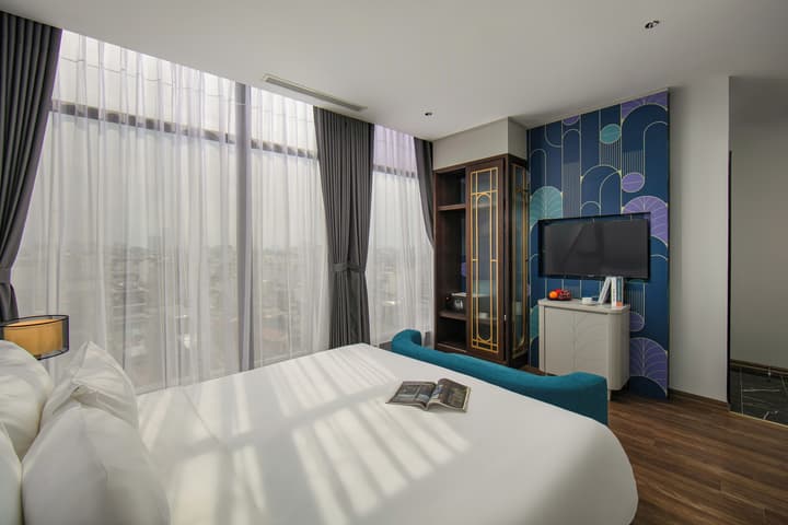 May De Ville Lakeside Hotel