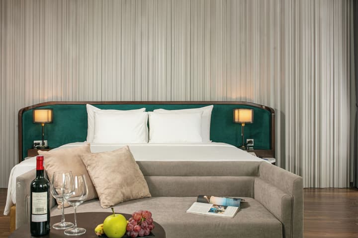 May De Ville Lakeside Hotel