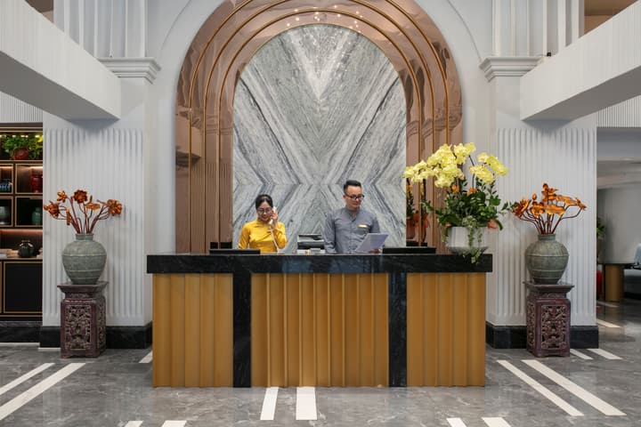 May De Ville Lakeside Hotel