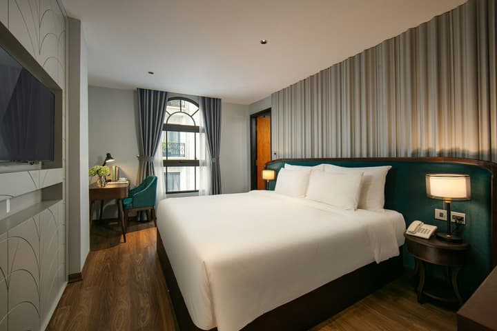 May De Ville Lakeside Hotel