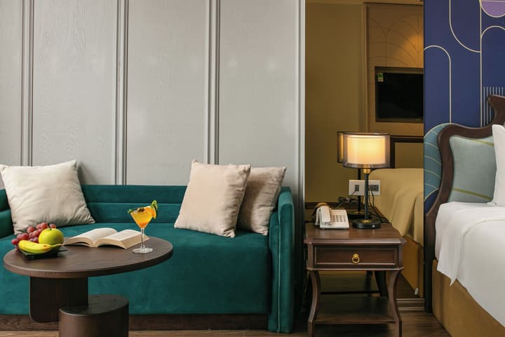 May De Ville Lakeside Hotel