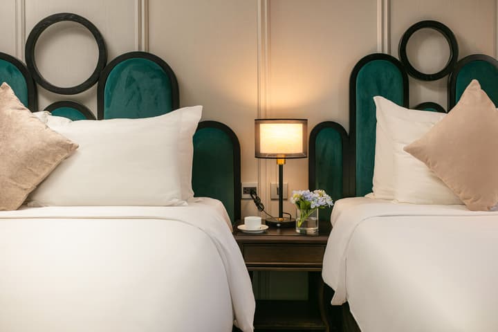 May De Ville Lakeside Hotel