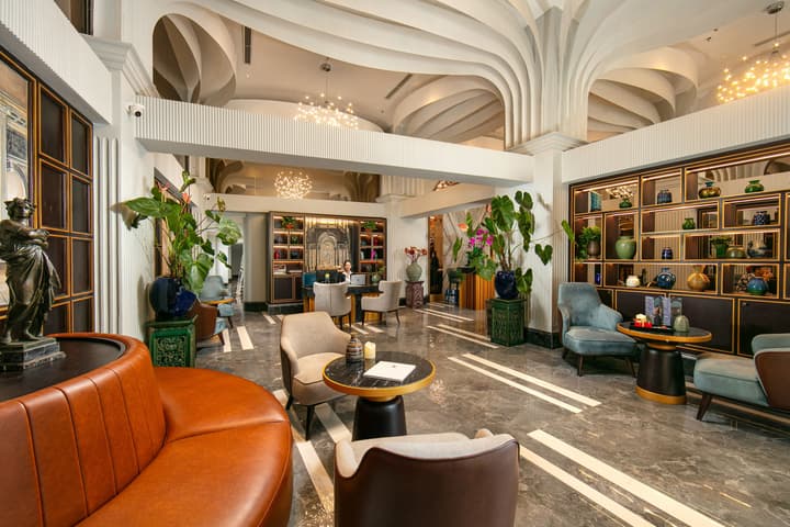 May De Ville Lakeside Hotel