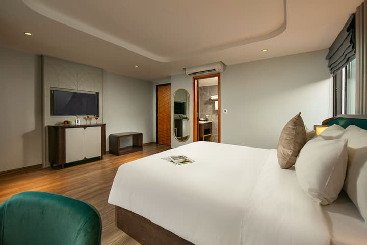 May De Ville Lakeside Hotel