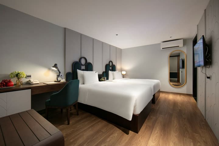 May De Ville Lakeside Hotel