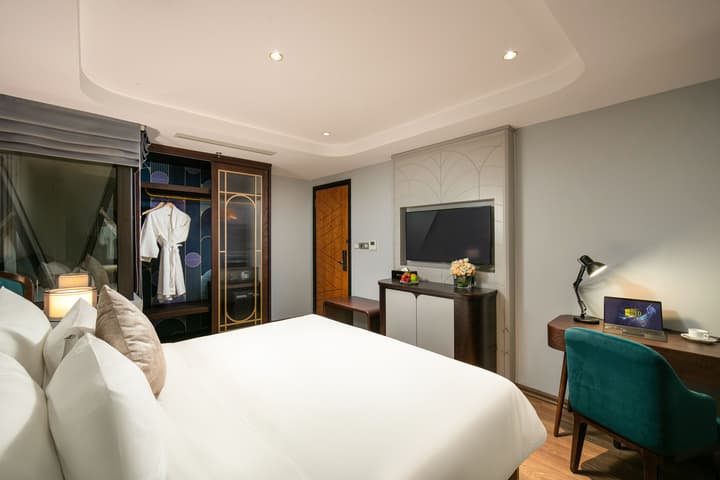 May De Ville Lakeside Hotel