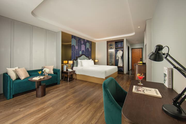 May De Ville Lakeside Hotel
