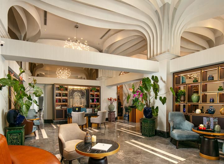 May De Ville Lakeside Hotel
