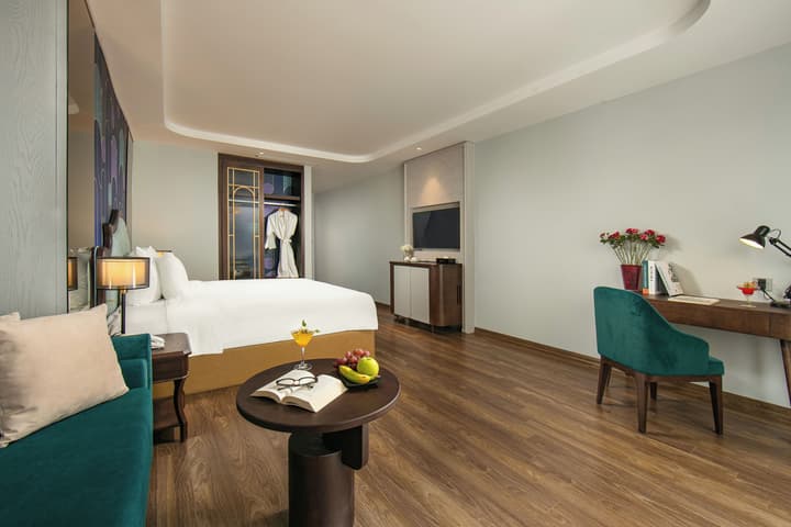May De Ville Lakeside Hotel