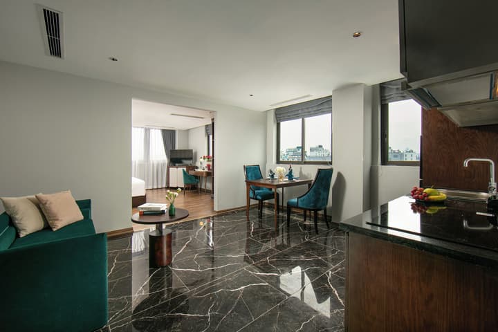 May De Ville Lakeside Hotel
