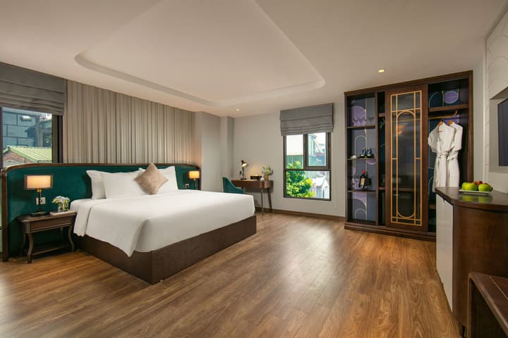 May De Ville Lakeside Hotel