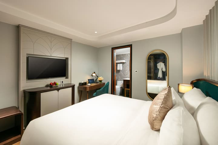 May De Ville Lakeside Hotel