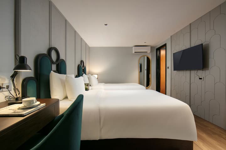 May De Ville Lakeside Hotel