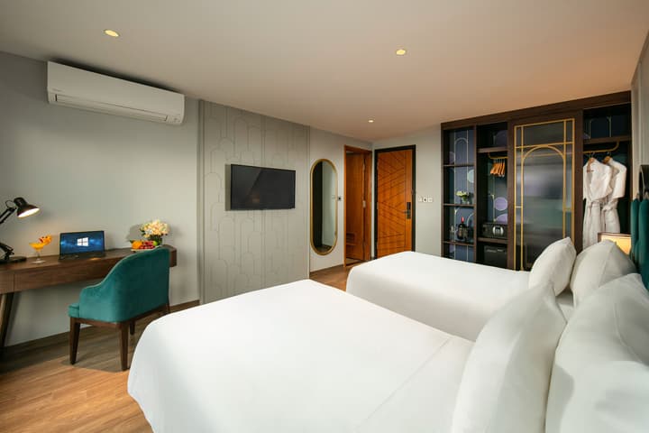May De Ville Lakeside Hotel