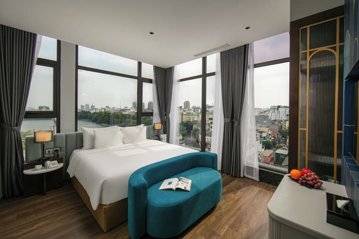 May De Ville Lakeside Hotel