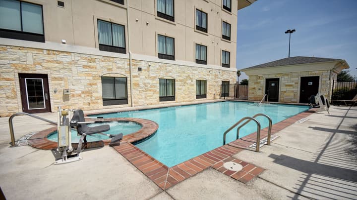 Holiday Inn Express & Suites Del Rio by IHG