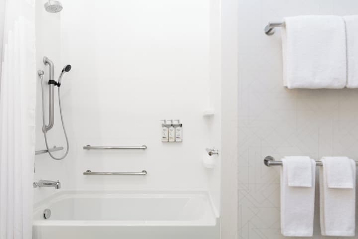 Holiday Inn Express & Suites Del Rio by IHG