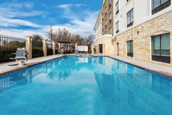 Holiday Inn Express & Suites Del Rio by IHG