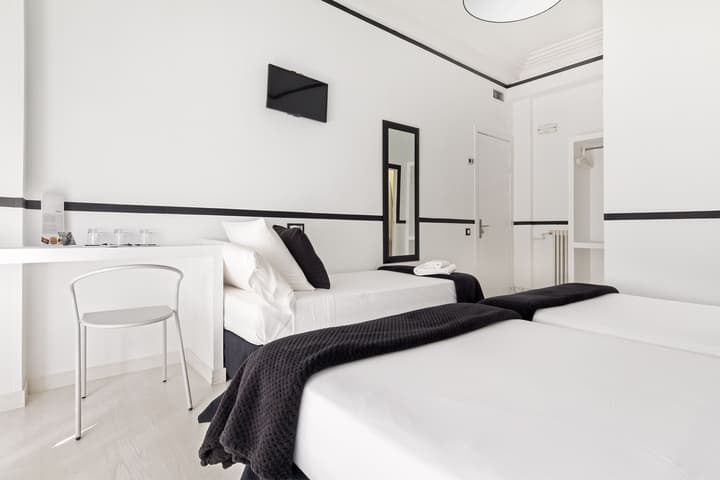 Hostal Gran Via 63 Rooms