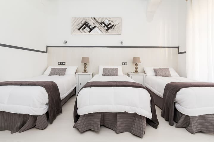 Hostal Gran Via 63 Rooms