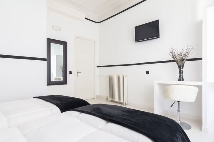 Hostal Gran Via 63 Rooms