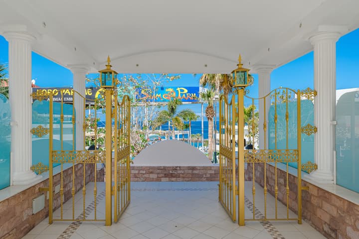 Flamingo Suites Boutique Hotel