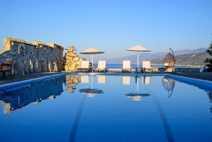 Cavos Bay Hotel and Studios