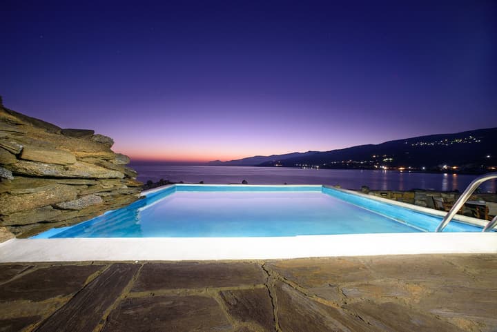 Cavos Bay Hotel and Studios
