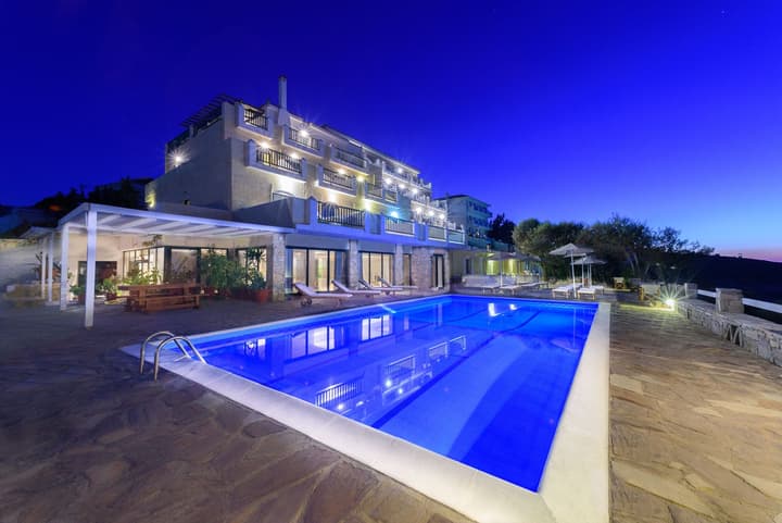 Cavos Bay Hotel and Studios