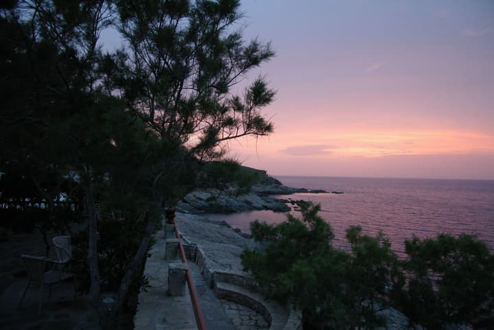 Cavos Bay Hotel and Studios